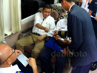 Menteri Jonan Naik Kereta ke Cirebon