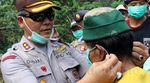 Warga Lereng Gunung Raung Terima Masker