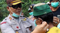 Pambagian ribuan masker itu dipimpin langsung oleh Kapolres Bondowoso AKBP Djajuli. Ist/Humas Polres Bondowoso.