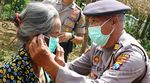 Warga Lereng Gunung Raung Terima Masker