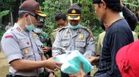 Warga dimintai memakai masker agar abu vulkanik tidak masuk ke sistem pernafasan. Seperti diketahui, status Gunung Raung di Jawa Timur mengalami peningkatan dari Waspada menjadi Siaga. Ist/Humas Polres Bondowoso.
