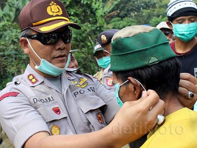 Warga Lereng Gunung Raung Terima Masker