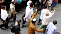 Mereka juga berteriak-teriak hingga terdakwa naik kedalam mobil tahanan.