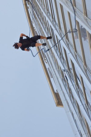 Demi Lakukan Adegan Berbahaya Sendiri, Tom Cruise Rela Pecat Perusahaan Asuransi