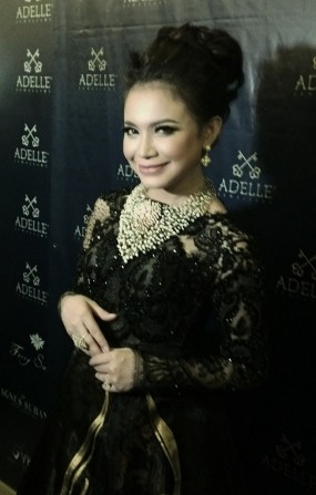 Rossa Berkaca-kaca Berlian Buatannya Dihargai Rp 66 Juta