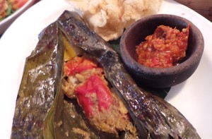 Biku: Mencicipi Pepes Ikan dan Thai Fish Cake Salad Rasa Internasional