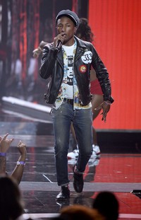 Pelantun 'Happy' Pharrell Williams tetap konsiten tampil dengan gaya berbusananya yang khas. REUTERS/Kevork Djansezian/detikFoto.