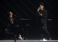 Berkolaborasi dengan Alicia Keys, The Weeknd bawakan lagu 'Earned it'. REUTERS/Kevork Djansezian/detikFoto.