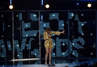 Di ajang penghargaan bergengsi tersebut, Rihanna tampil mengenakan golden suit yang berkesan glamor saat berpidato. REUTERS/Kevork Djansezian/detikFoto.