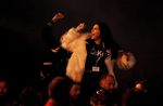 Kendall Jenner dan Cara Delevingne Menari-nari di Konser Kanye West