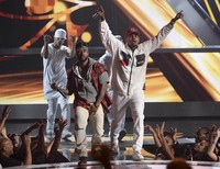 Di panggung, mantan kekasih Rihanna itu bawakan lagu 'Post to Be' bersama Omarion. REUTERS/Kevork Djansezian/detikFoto.