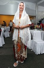 Kalina Tampil Berkerudung