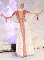 Lenggak-lenggok Angel Lelga di Catwalk