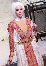 Lenggak-lenggok Angel Lelga di Catwalk