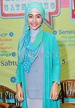 Poppy Bunga Manis Berhijab Biru