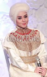 Mantap Berhijab, Terry Putri Jadi Model Busana Muslim