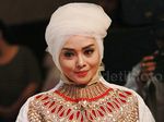 Mantap Berhijab, Terry Putri Jadi Model Busana Muslim