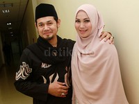 Saat menjadi bintang tamu sebuah acara, Guntur Bumi yang dulu akrab disapa UGB itu tampil bersama sang istri. Pool/Gus Mun/detikFoto.