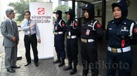 Wakil Presdir Sinarmas MSIG Life Hidehiko Tomishima menemui petugas keamanan wanita dibawah PT Secom Bhayangkara.