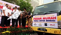 Mereka membuka penjualan perdana dan pelepasan kendaraan logistik Pasar Murah Ramadhan 2016 Artha Graha Peduli, di area parkir Lapangan Banteng di depan Hotel Borobudur, Jl. Lapangan Banteng Selatan No.1 Jakarta Pusat.
