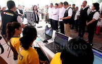 Tomy Winata, Gobel, dan Yuddy tiba di lokasi acara sekitar pukul 10.30 WIB. Mereka kompak memakai baju butih lengan pendek.