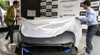 Selubung yang menyelimuti Aston Martin Vulcan dibuka di hadapan pengunjung Goodwood Festival of Speed 2015. Ist/Aston Martin.