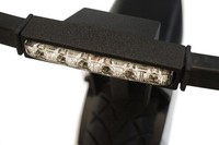 Pada bagian depan dan belakang dilengkapi lampu LED. Keunggulan ketiga adalah, meski menggunakan motor listrik 500 watt dengan baterai ion lithium 60 Volt 10 ampere, namun skuter ini mampu melaju hingga kecepatan 25 kilometer per jam. Pool/dok Moto Pogo.