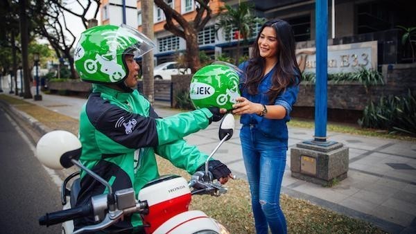 Lulus Praktik Safety Riding, Pengendara GO-JEK Diberi Stiker Khusus di Jaketnya