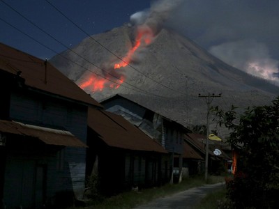 Lahar Panas Meluncur dari Puncak Sinabung