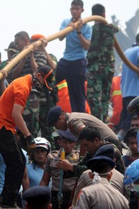 Tim SAR Medan menyebut jumlah korban tewas 30 orang dan diperkirakan masih bertambah. Setidaknya sekitar 25 jenazah sudah dibawa ke Rumah Sakit Umum Pusat (RSUP) Haji Adam Malik, Medan. AFP/Atar.