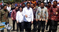 Jokowi melakukan kunjungan kerja dengan didampingi sejumlah menteri.