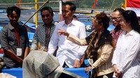 Dalam kegiatannya tersebut, Jokowi juga memberikan 2.500 alat tangkap ramah lingkungan kepada 31 kelompok usaha bersama (KUB) nelayan untuk membantu pekerjaan mereka sehari-hari.
