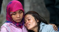 Beberapa di antara mereka menangis di pelukan kerabatnya. Atar/AFP/detikFoto.