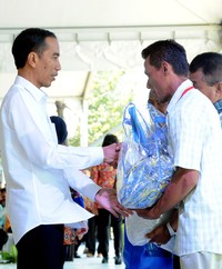 Jokowi juga menyerahkan 2.500 alat tangkap ramah lingkungan bagi 31 kelompok usaha bersama (KUB) nelayan untuk membantu pekerjaan mereka sehari-hari. Rusman/Setpres/detiKFoto.
