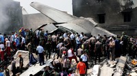 Pesawat tampak hancur. Hanya bagian ekornya yang masih utuh. Hendra/AFP/detikFoto.