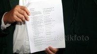 Berkas pendaftaran diterima langsung oleh Menkum HAM Yasonna Laoly. Berkas yang dibawa antara lain akta notaris terkait susunan kepengurusan baru dan perubahan AD ART partai. Selain itu Yusril juga mengisi sejumlah formulir yang disediakan Kemenkum HAM.
