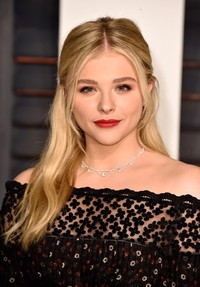      Chloe Grace Moretz lebih dahulu mengenakan dress hitam rancangan Alexander McQueen itu di acara Vanity Fair Oscar Party di Beverly Hills, California pada Februari lalu. Pascal Le Segretain/Getty Images/detikFoto.