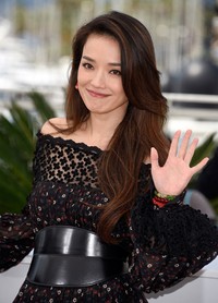      Sementara, Shu Qi baru mengenakan dress dari Alexander McQueen itu di Festival Film Cannes pada Mei lalu di Cannes, Prancis. Clemens Bilan/Getty Images/detikFoto.