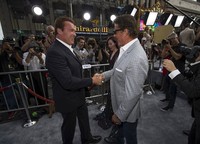 Arnold langsung menyapa sahabatnya itu dengan berjabat tangan. REUTERS/Mario Anzuoni/detikFoto.