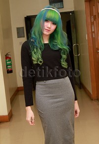 Berambut hijau, Dara 'The Virgin' bak boneka. Pool/Gus Mun/detikFoto.