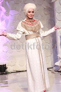 Terry Putri didapuk untuk memperagakan busana muslim rancangan Annisa Hasibuan. Pool/Gus Mun/detikFoto.