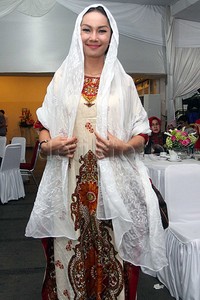 Di Bulan Ramadan ini, mantan Istri Deddy Corbuzier, Kalina Oktarani tampak mengenakan kaftan dan berkerudung saat menghadiri sebuah acara pada akhir pekan lalu. Pool/Akew/detikFoto.