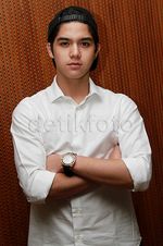 Gaya Keren Al Ghazali dengan Topi Snapback dan Celana Pendek