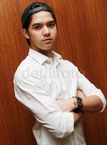 Gaya Keren Al Ghazali dengan Topi Snapback dan Celana Pendek