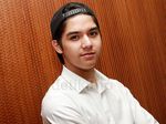 Gaya Keren Al Ghazali dengan Topi Snapback dan Celana Pendek