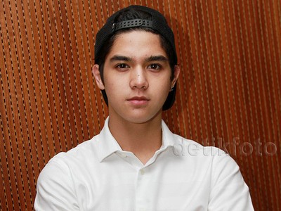 Gaya Keren Al Ghazali dengan Topi Snapback dan Celana Pendek