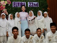 Elvira merayakannya bersama anak yatim. Pool/Gus Mun/detikFoto.