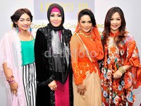 KD bersama desainer Luthy (dua dari kiri) saat ditemui di Hotel Gran Mahakam, Kebayoran Baru, Jakarta Selatan, Senin (29/6/2015). Pool/Noel/detikFoto.