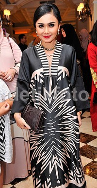 Ia tampil dibalut kaftan bernuansa hitam dan krem. Pool/Noel/detikFoto.