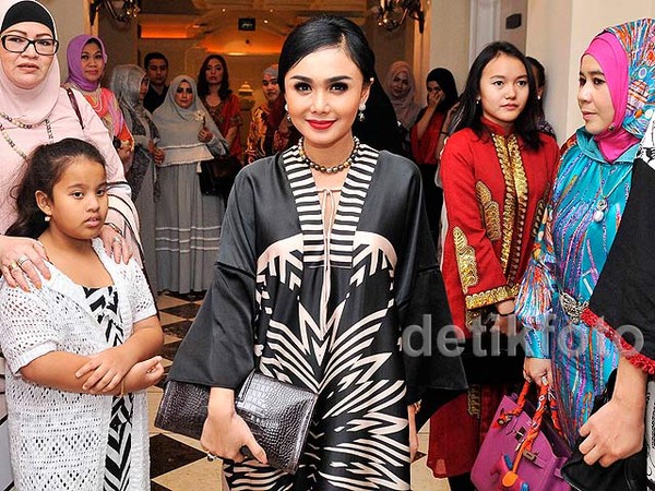 Yuni Shara Cantik Berkaftan di Bulan Ramadan